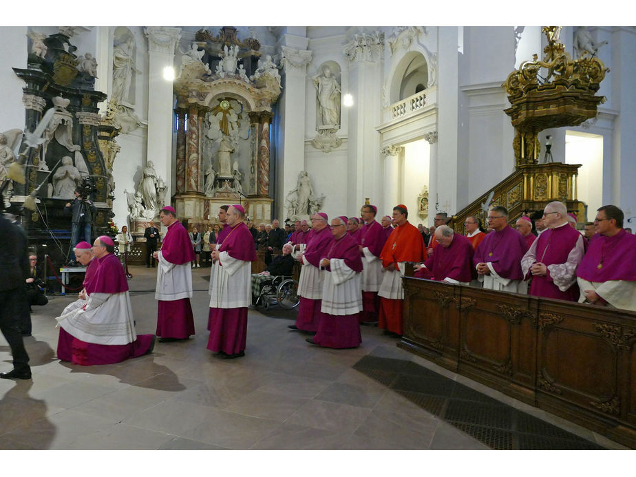 Abschlussvesper der Bischofskonferenz mit Austeilung des Bonifatiussegens (Foto: Karl-Franz Thiede)